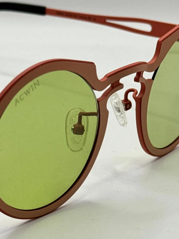 Gafas de sol Titanio Kos vista lateral y lentes verdes
