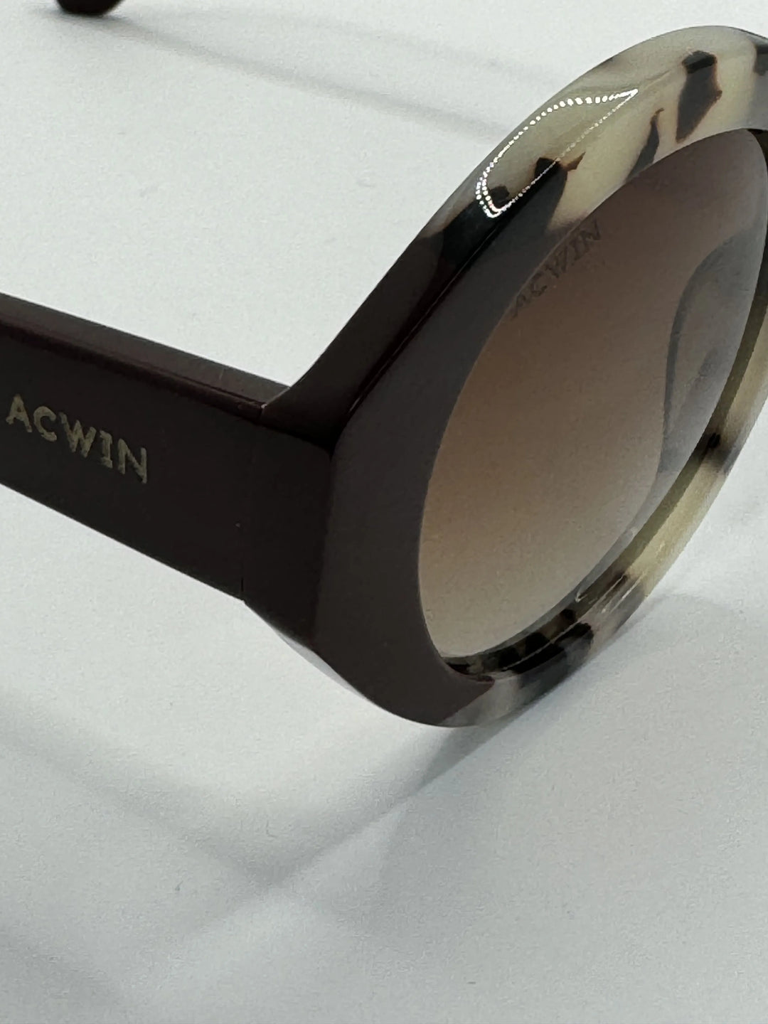 gafas-de-sol-moraig-carey-vista-lateral-elegante