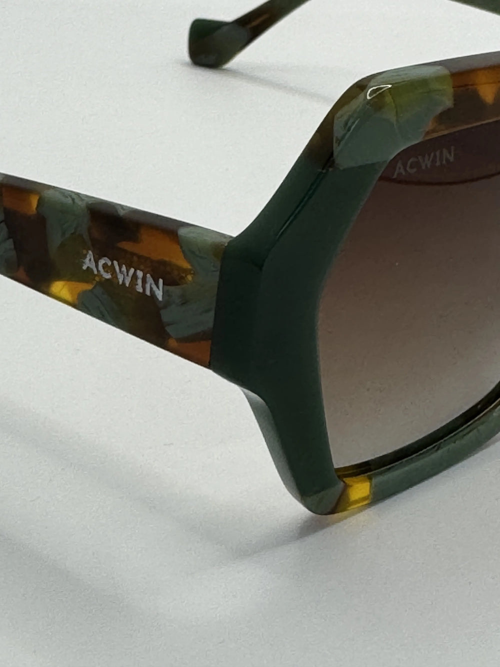 gafas-de-sol-tabarca-verde-vista-perspectiva-premium