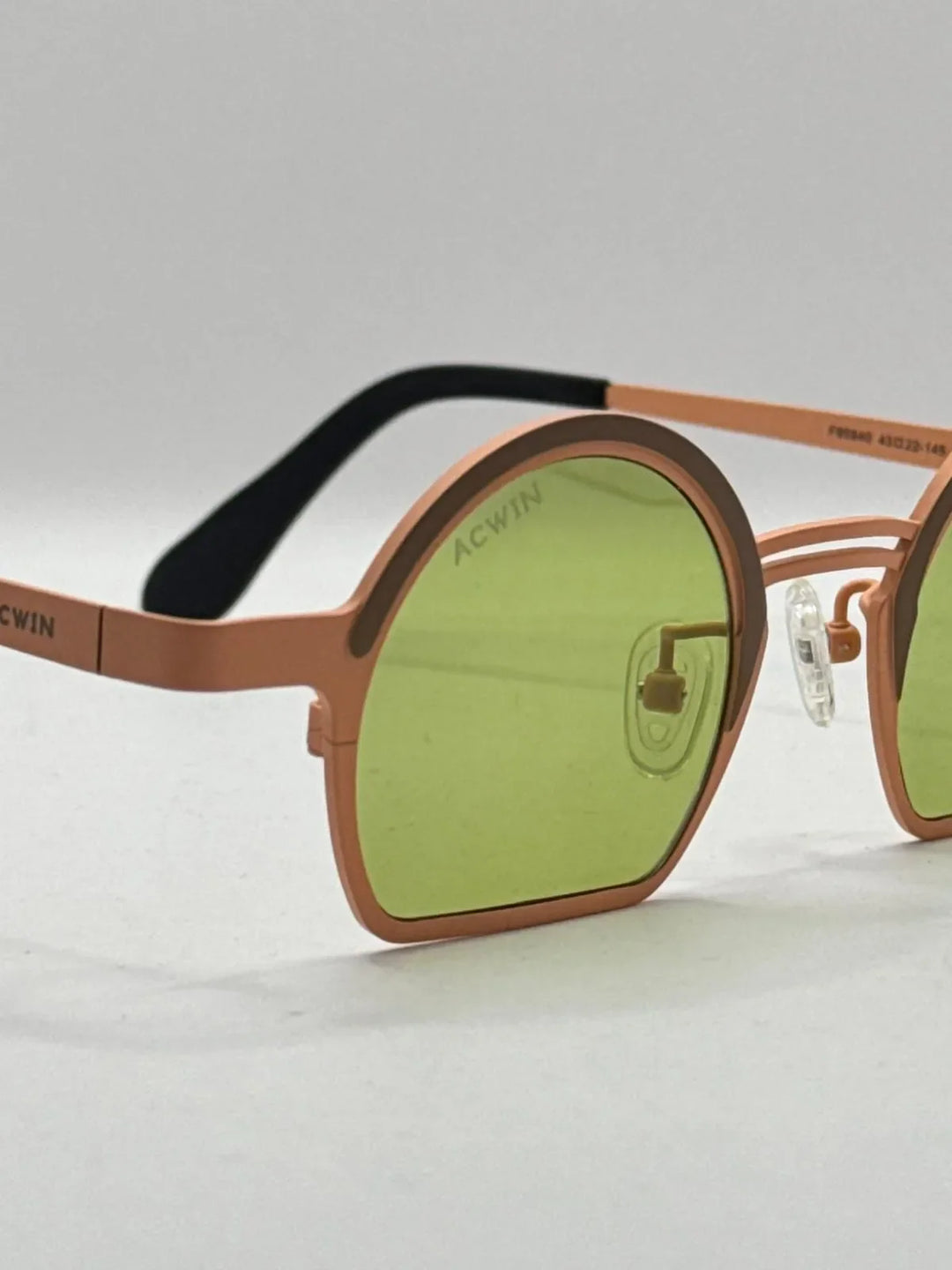 Gafas de sol Titanio Pantelleria perspectiva minimalista color tierra