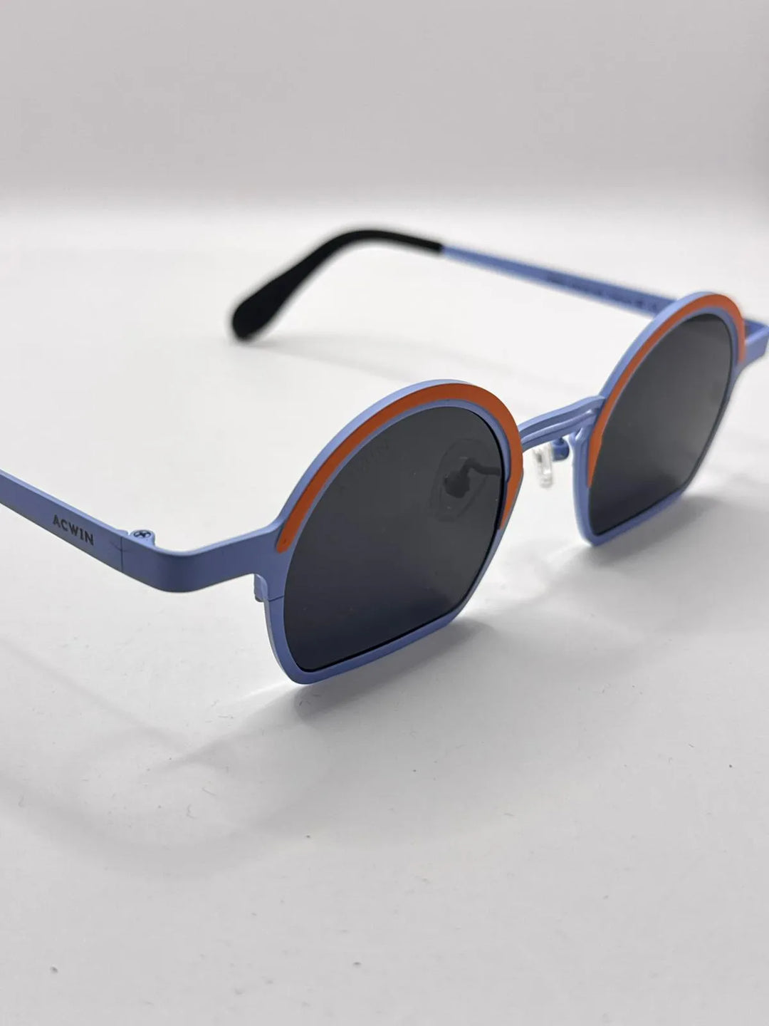 Gafas de sol Titanio Procida detalle con detalles naranja