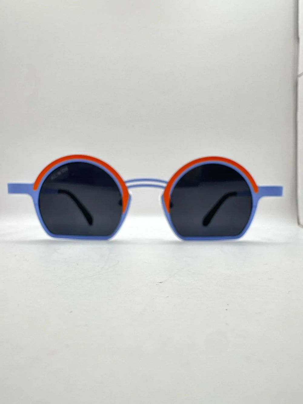 Gafas de sol Titanio Procida vista frontal circular azul vibrante